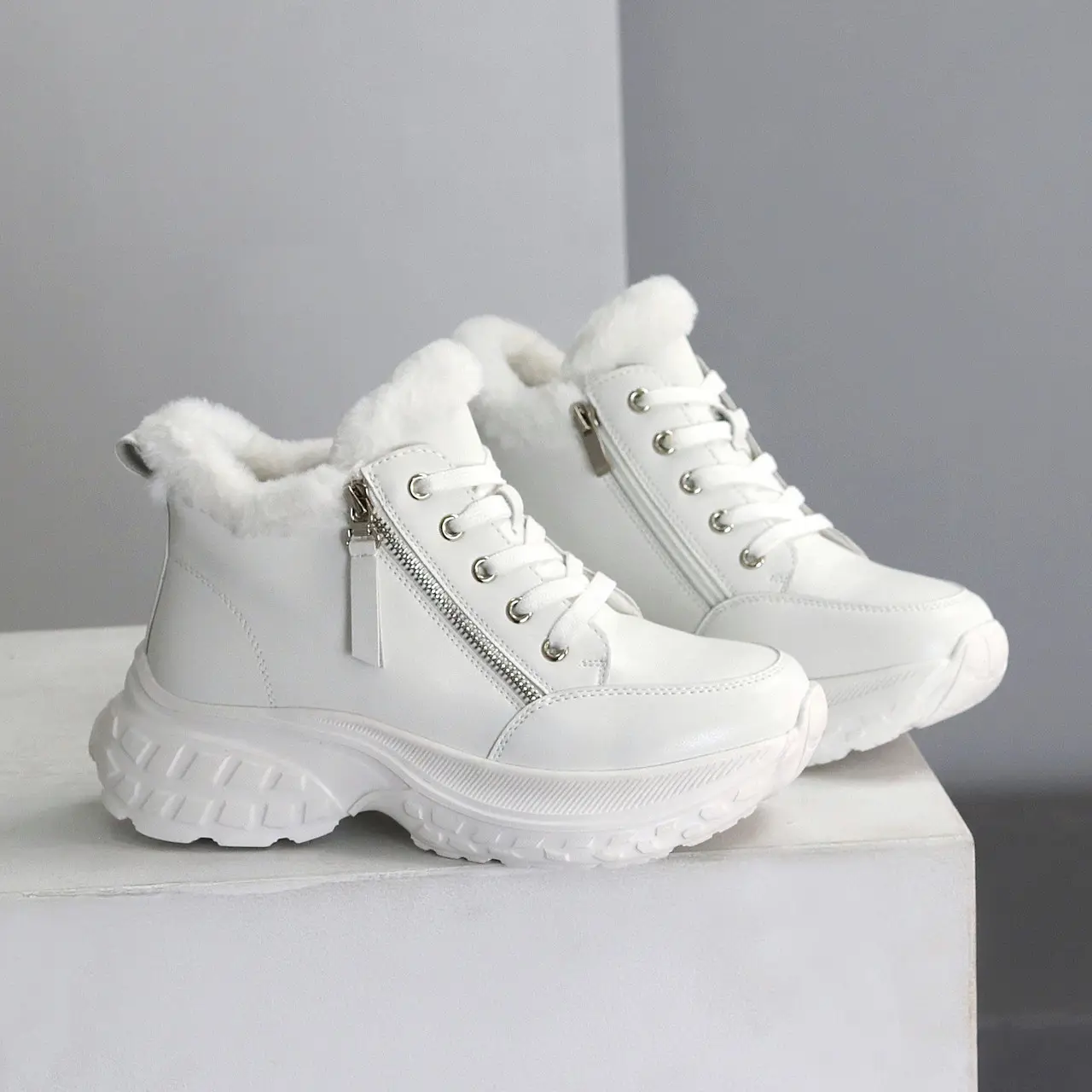 Прошиті замшеві кросівки