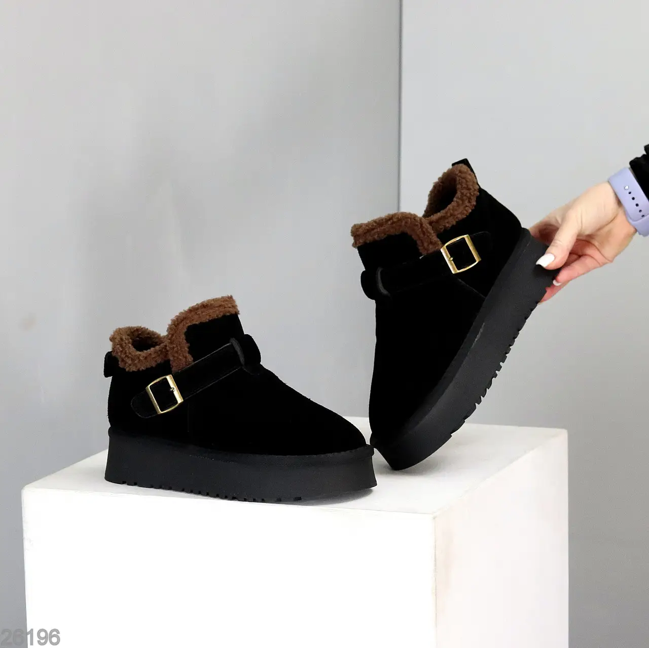 Яскраві сині кросівки